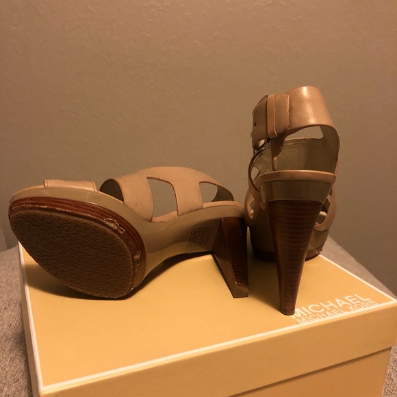 MICHAEL Michael Kors ‘Carla’ Sandal - Picture 5 of 7